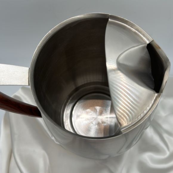 West Bend Stainless Steel 2 1/2qt. Pitcher with Wood and Stainless Handle. - Picture 3 of 8